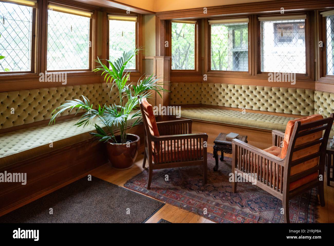 Chicago, il USA - 21 luglio 2017: Posti a sedere vicino alla finestra nella Frank Lloyd Wright Home and Studio è una casa storica e studio di design a Oak Park, Illinois, W Foto Stock