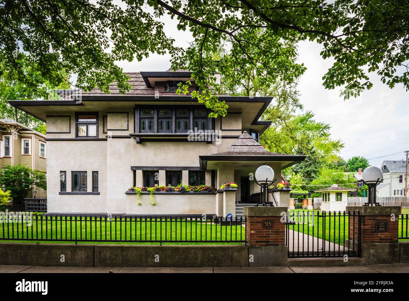 Chicago, Illinois USA - 21 luglio 2017: Situata a Oak Park, la Edward R. Hills House, nota anche come Hills–DeCaro House, è nota soprattutto per un restauro ad arco del 1906 Foto Stock