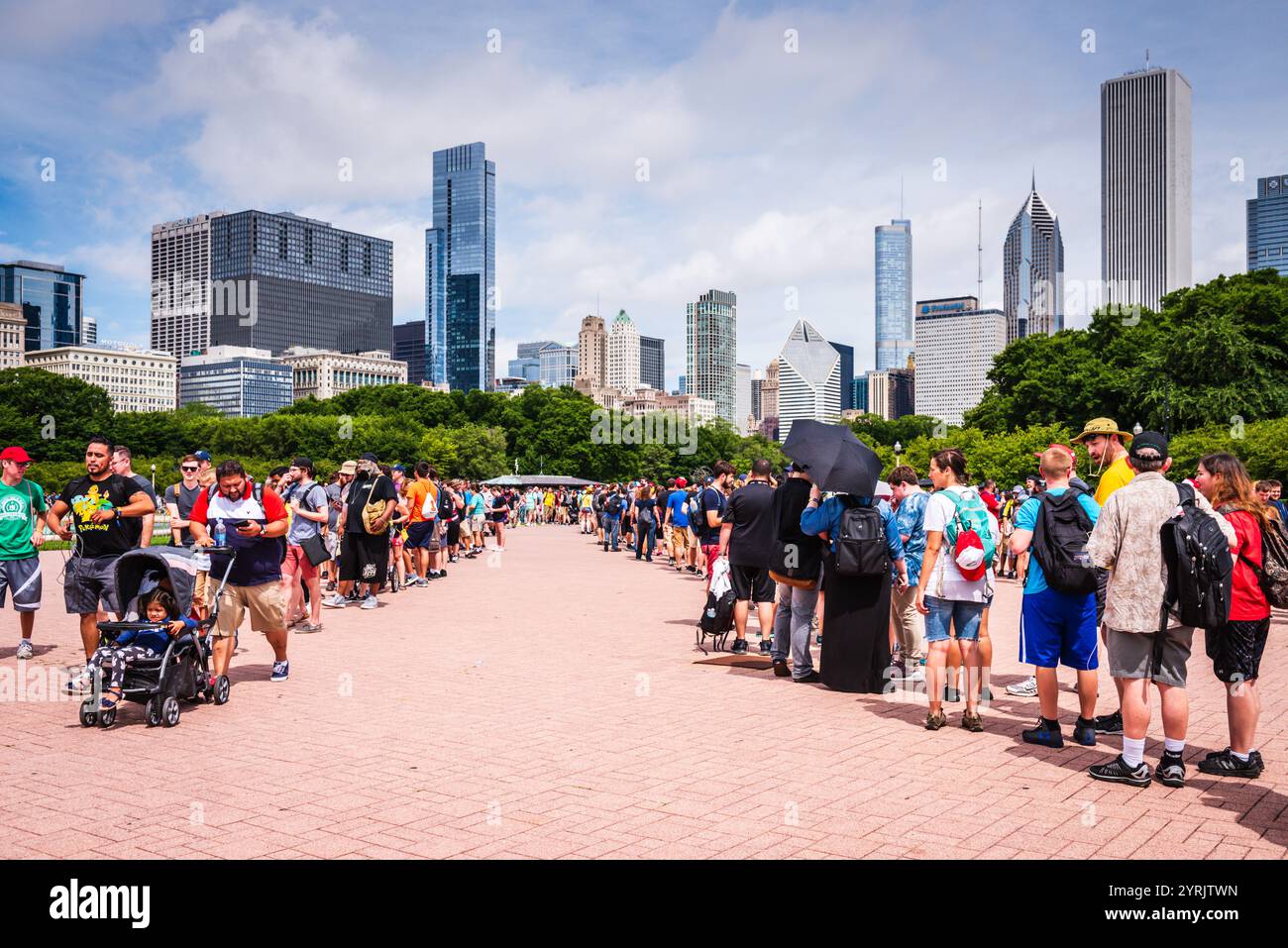 Chicago, Illinois USA - 22 luglio 2017: La lunga fila per partecipare all'evento Pokemon GO a Grant Park si snoda intorno a Buckingham Fountain. Foto Stock