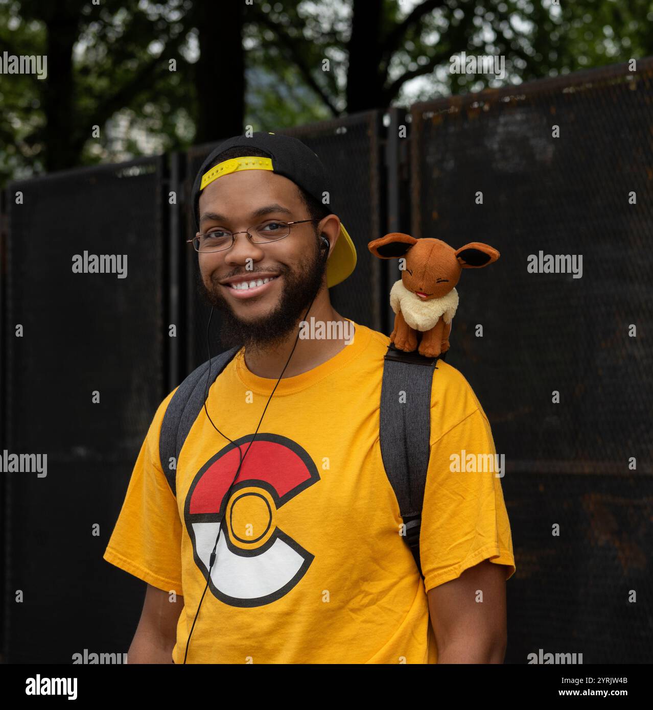 Chicago, il USA - 22 luglio 2017: Giovane uomo che indossa la t-shirt Pokemon GO Team Instinct con Eevee sulla spalla. Foto Stock