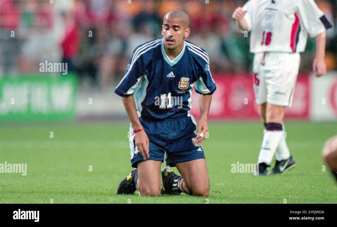 Germania. 3 dicembre 2024. Firo : 30.06.1998 calcio: Calcio: Archivio foto, archivio foto, archivio immagini, Coppa del mondo 1998 98 in Francia fase KO round di 16 Argentina - Inghilterra 4:3 ai rigori Juan Sebastian Veron figura intera delusione deluso inginocchiato credito: dpa/Alamy Live News Foto Stock