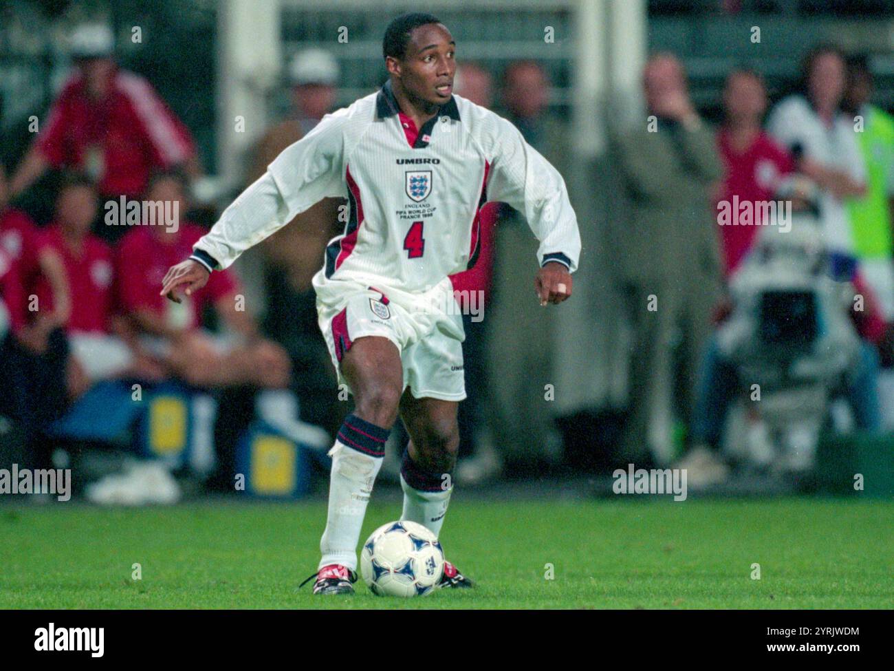 Firo : 30.06.1998 calcio: Calcio: Archivio foto, archivio foto, archivio immagini, Coppa del mondo 1998 98 in Francia fase KO round di 16 Argentina - Inghilterra 4:3 ai rigori Paul Ince azione individuale Foto Stock