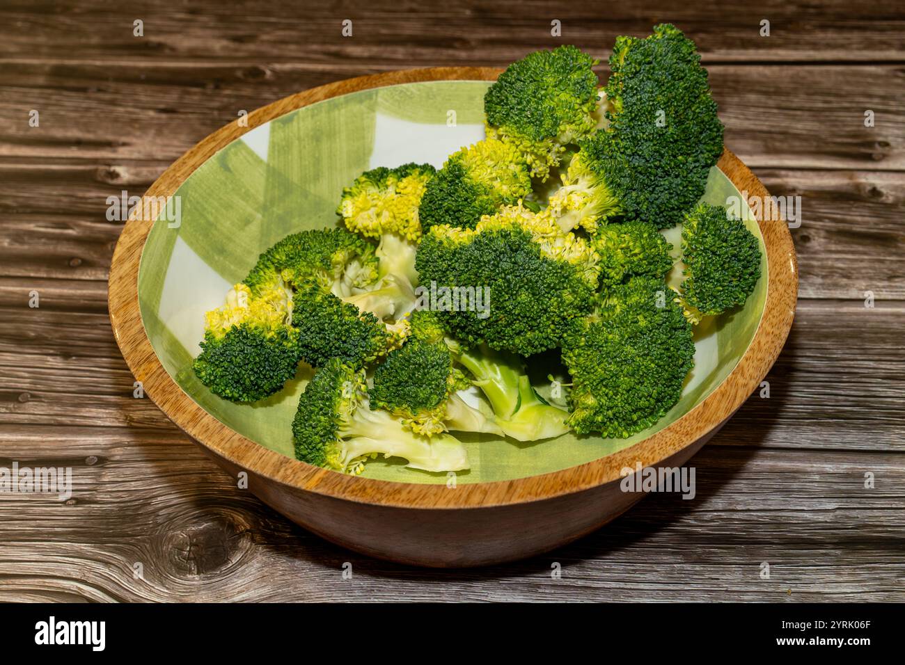 Piatto con broccoli su un tavolo di legno Foto Stock