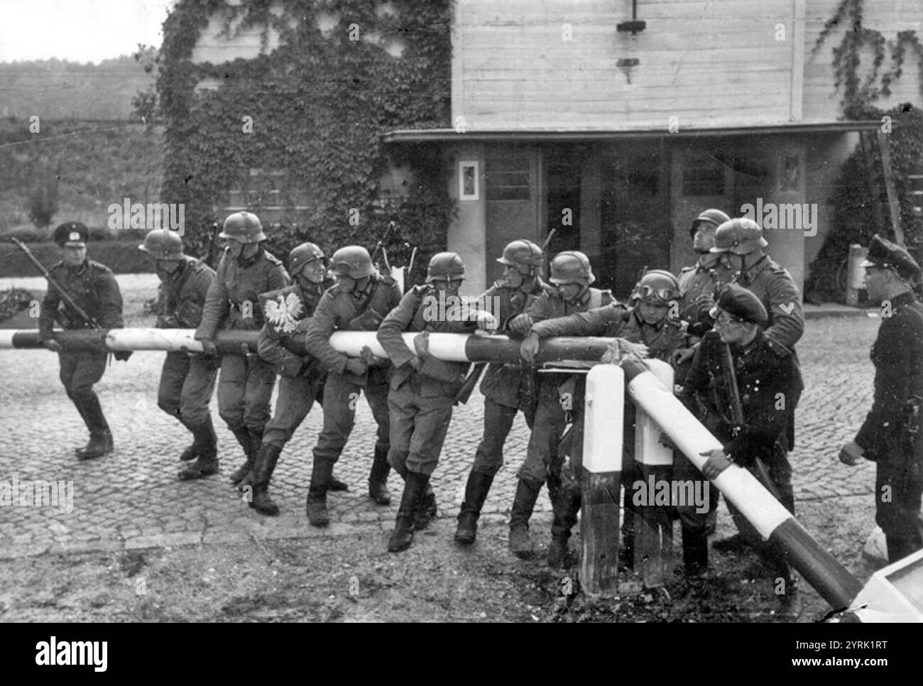 Città libera di Danzica in Polonia, in qualità di polizia e funzionari doganali, riprodurranno la rimozione del valico di frontiera polacco a Sopot il 1° settembre 1939. Foto Stock