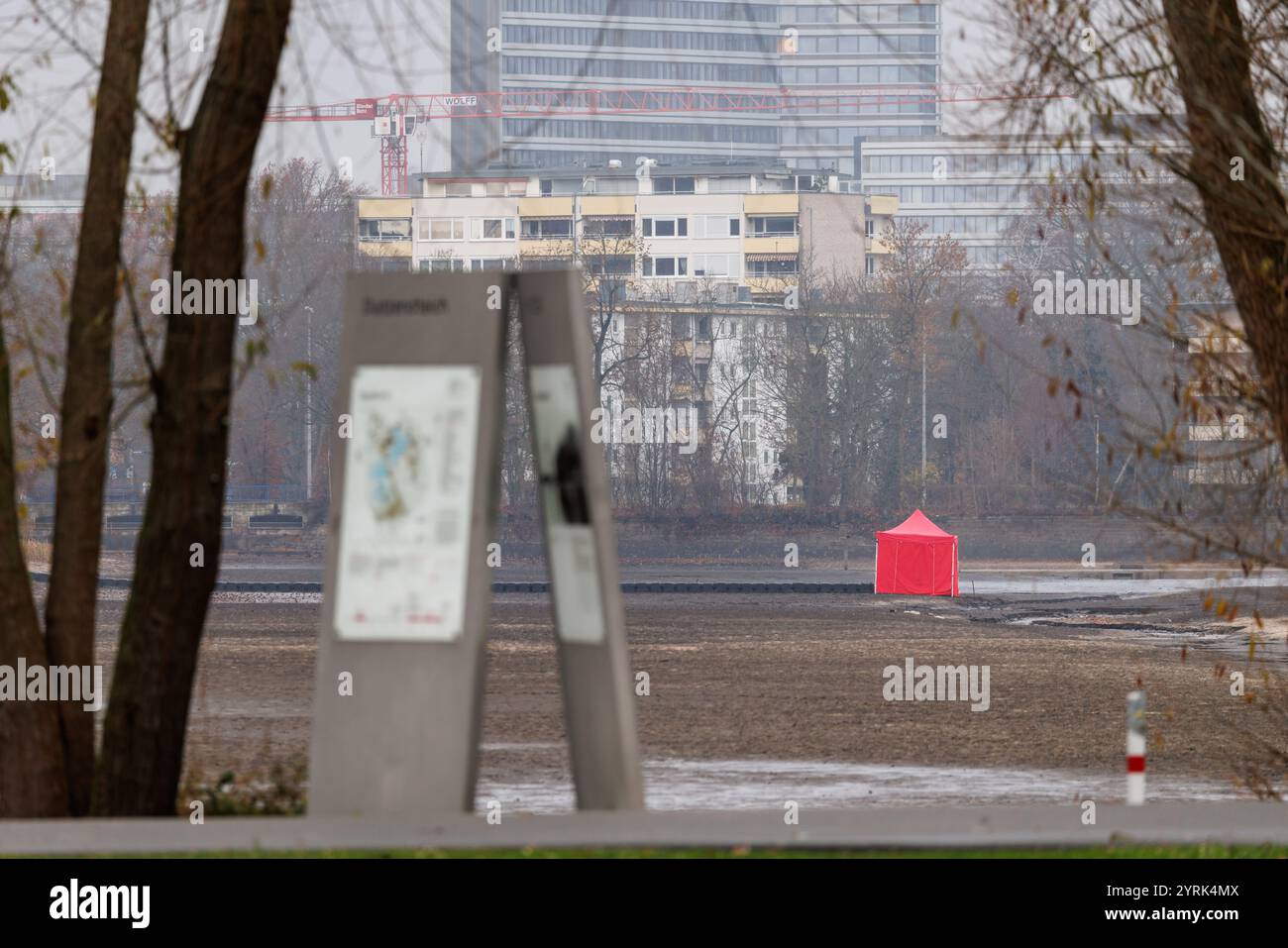 Norimberga, Germania. 4 dicembre 2024. Una tenda rossa di una società di smaltimento di ordigni esplosivi segna il luogo in cui una bomba aerea statunitense è stata trovata nello stagno drenato di Großer Dutzendteich. Secondo la città, la bomba inesplosa è stata scoperta la mattina del mattino nel Großer Dutzendteich dopo essere stata drenata. Inizialmente fu deciso di evacuare un'area entro un raggio di 350 metri intorno al sito. Circa 1.000 persone hanno dovuto lasciare le loro case da mezzogiorno. Crediti: Daniel Karmann/dpa/Alamy Live News Foto Stock