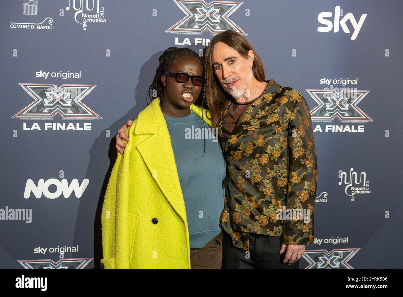 Napoli, Italia. 4 dicembre 2024. Manuel Agnelli (R), il cantante e giudice italiano di Xfactor 2024, posa con Mimì (L) il finalista dell'edizione 2024 durante la conferenza stampa per la finale di Xfactor Italia, prima della finale sul palco di Piazza del Plebiscito a Napoli. Credito: Agenzia fotografica indipendente/Alamy Live News Foto Stock