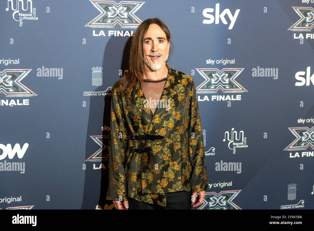 Napoli, Italia. 4 dicembre 2024. Manuel Agnelli, il cantante e giudice italiano di Xfactor 2024, posa durante la conferenza stampa per la finale di Xfactor Italia, gli artisti finalisti si esibiranno sul palco di Piazza del Plebiscito a Napoli. Credito: Agenzia fotografica indipendente/Alamy Live News Foto Stock