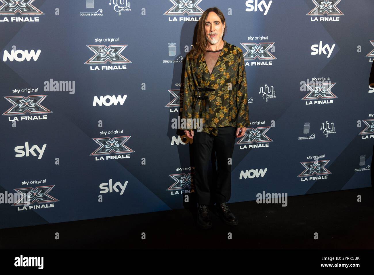 Napoli, Italia. 4 dicembre 2024. Manuel Agnelli, il cantante e giudice italiano di Xfactor 2024, posa durante la conferenza stampa per la finale di Xfactor Italia, gli artisti finalisti si esibiranno sul palco di Piazza del Plebiscito a Napoli. Credito: Agenzia fotografica indipendente/Alamy Live News Foto Stock