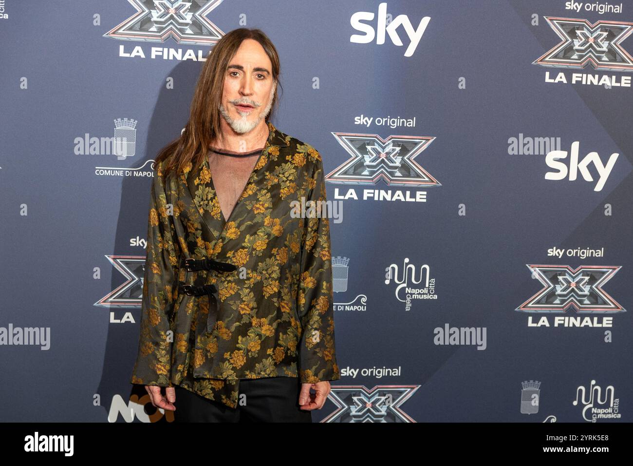 Napoli, Italia. 4 dicembre 2024. Manuel Agnelli, il cantante e giudice italiano di Xfactor 2024, posa durante la conferenza stampa per la finale di Xfactor Italia, gli artisti finalisti si esibiranno sul palco di Piazza del Plebiscito a Napoli. Credito: Agenzia fotografica indipendente/Alamy Live News Foto Stock
