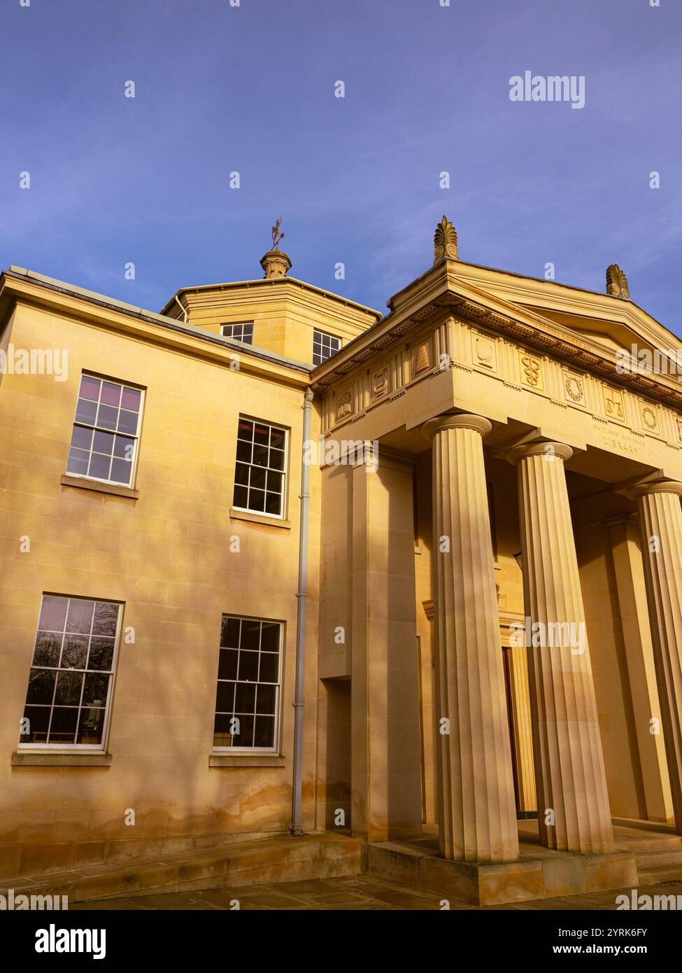 Pillars and Entrance, Maitland Robison Library, Downing College, University of Cambridge, Cambridge, Cambridgeshire, Inghilterra, Regno Unito, Gran Bretagna. Foto Stock