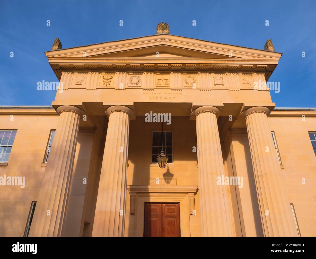 Pillars and Entrance, Maitland Robison Library, Downing College, University of Cambridge, Cambridge, Cambridgeshire, Inghilterra, Regno Unito, Gran Bretagna. Foto Stock