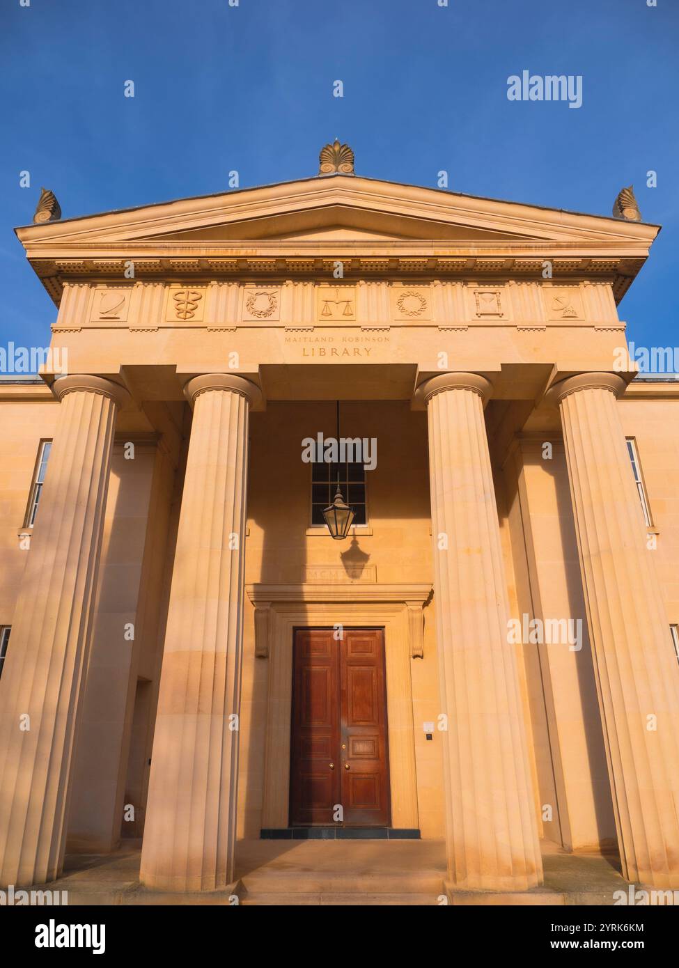 Pillars and Entrance, Maitland Robison Library, Downing College, University of Cambridge, Cambridge, Cambridgeshire, Inghilterra, Regno Unito, Gran Bretagna. Foto Stock