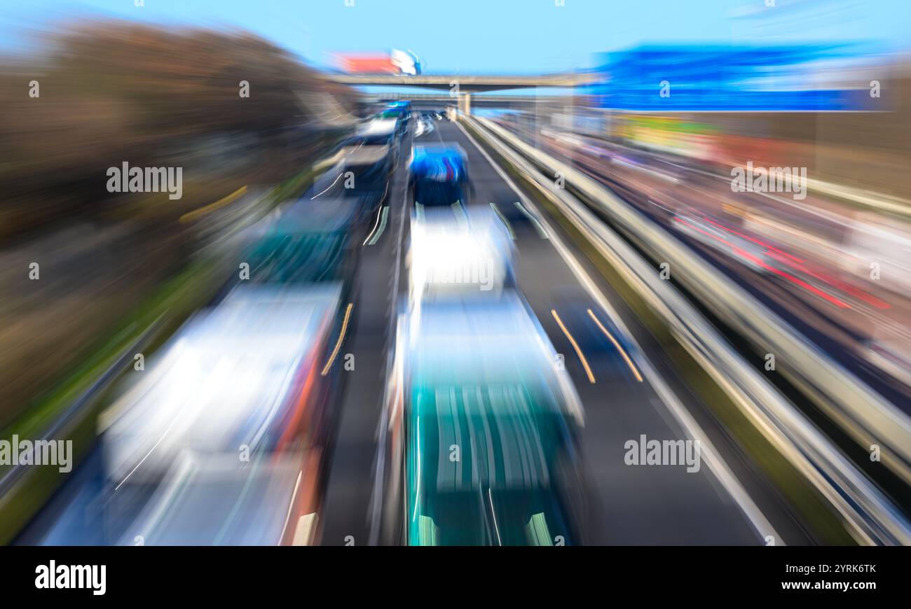 Schkeuditz, Germania. 26 novembre 2024. I veicoli si spostano sullo svincolo di Schkeuditzer Kreuz all'aeroporto di Lipsia/Halle. (Immagine con effetto zoom) l'interscambio con le autostrade 9 e 14 nella conurbazione di Lipsia Halle è un importante centro di traffico e logistica. Crediti: Hendrik Schmidt/dpa/Alamy Live News Foto Stock