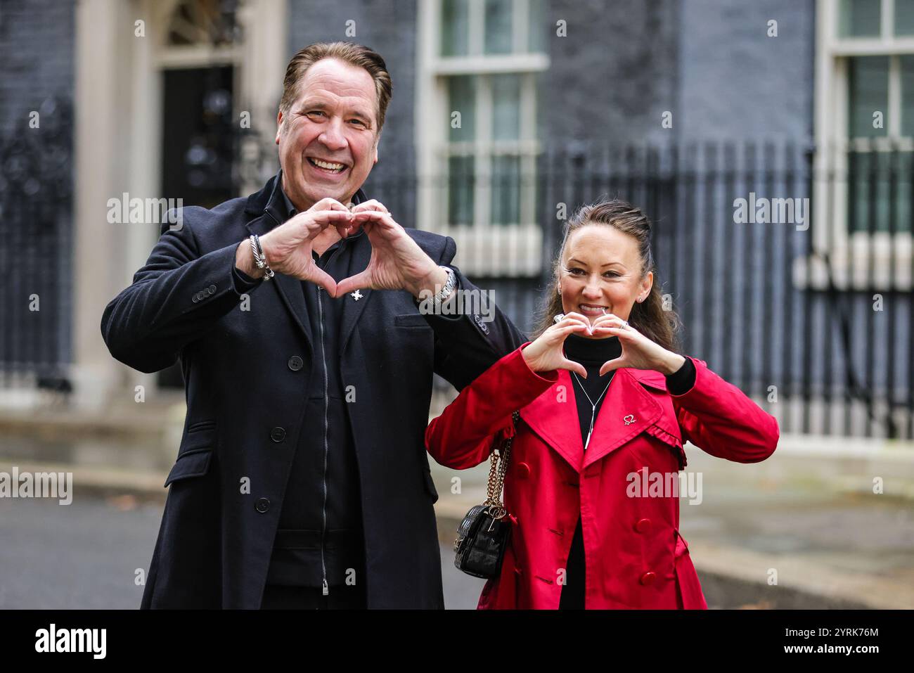 Londra, Regno Unito. 4 dicembre 2024. L'ex portiere inglese David Seaman, con sua moglie Frankie (in cappotto rosso) e rappresentanti dell'ente di beneficenza, presenta una petizione al 10 di Downing Street per la British Heart Foundation. Seaman è un ambasciatore di celebrità per la British Heart Foundation e in passato gli è stata diagnosticata una fibrillazione atriale (battito cardiaco irregolare). Crediti: Imageplotter/Alamy Live News Foto Stock