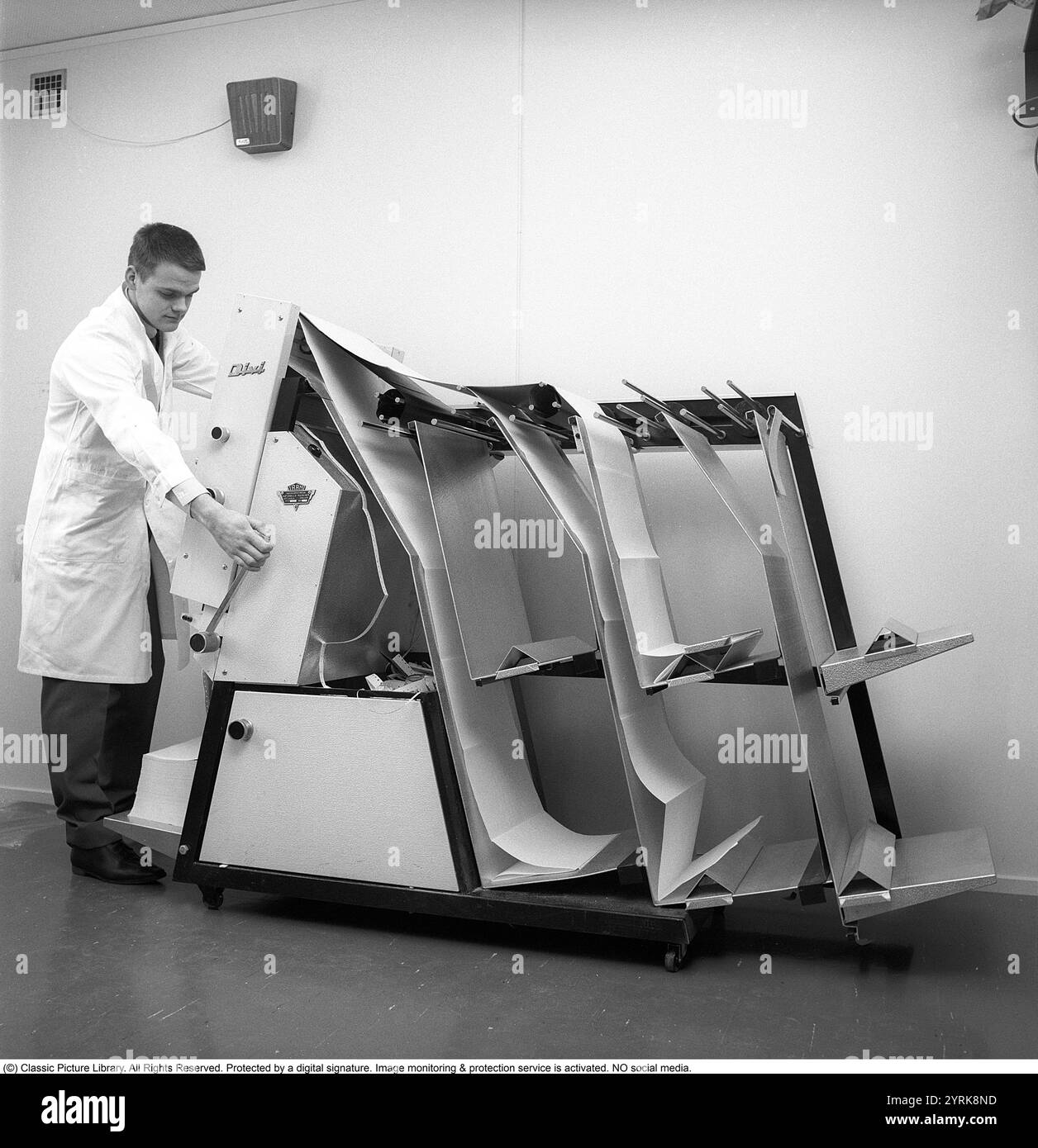 Negli anni '1960 Interno di una sala con apparecchiature utilizzate con apparecchiature IBM 360. Gli elenchi stampati sono separati nella macchina in tre copie con i lati rimossi. Foto scattata 1965 Kristoffersson rif. DY127-4 Foto Stock