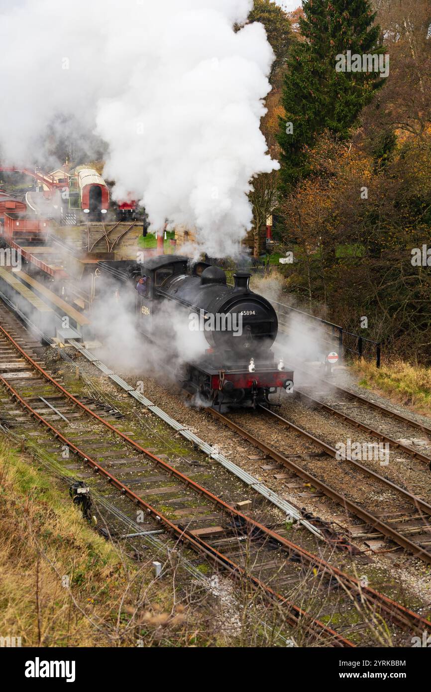 North Yorkshire Moors Railway, NYMR, Moorlander, P3 65894 che si getta alla stazione di Goathland. North Yorkshire, Inghilterra Foto Stock