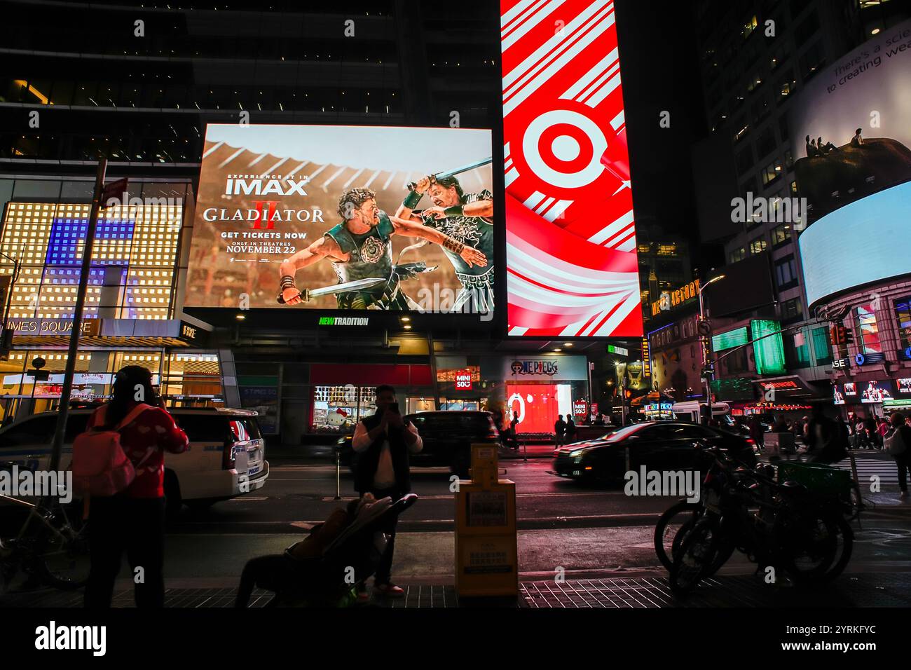 Cartellone pubblicitario digitale per Paramount PicturesÕ ÒGladiator IIÓ a Times Square il 20 novembre 2024. Il film, diretto da Ridley Scott, è previsto per l'uscita il 22 novembre. (© Richard B. Levine) Foto Stock