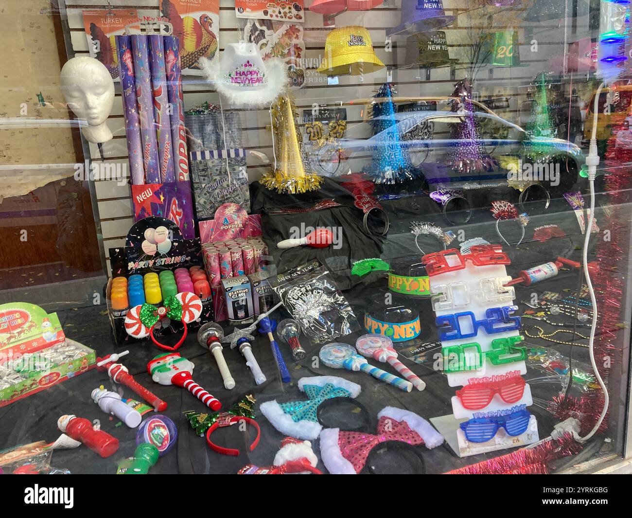 Un negozio di souvenir a New York espone una selezione di 2025 paraphernalia di Capodanno a tema lunedì 2 dicembre 2024. (© Frances M.. Roberts) Foto Stock