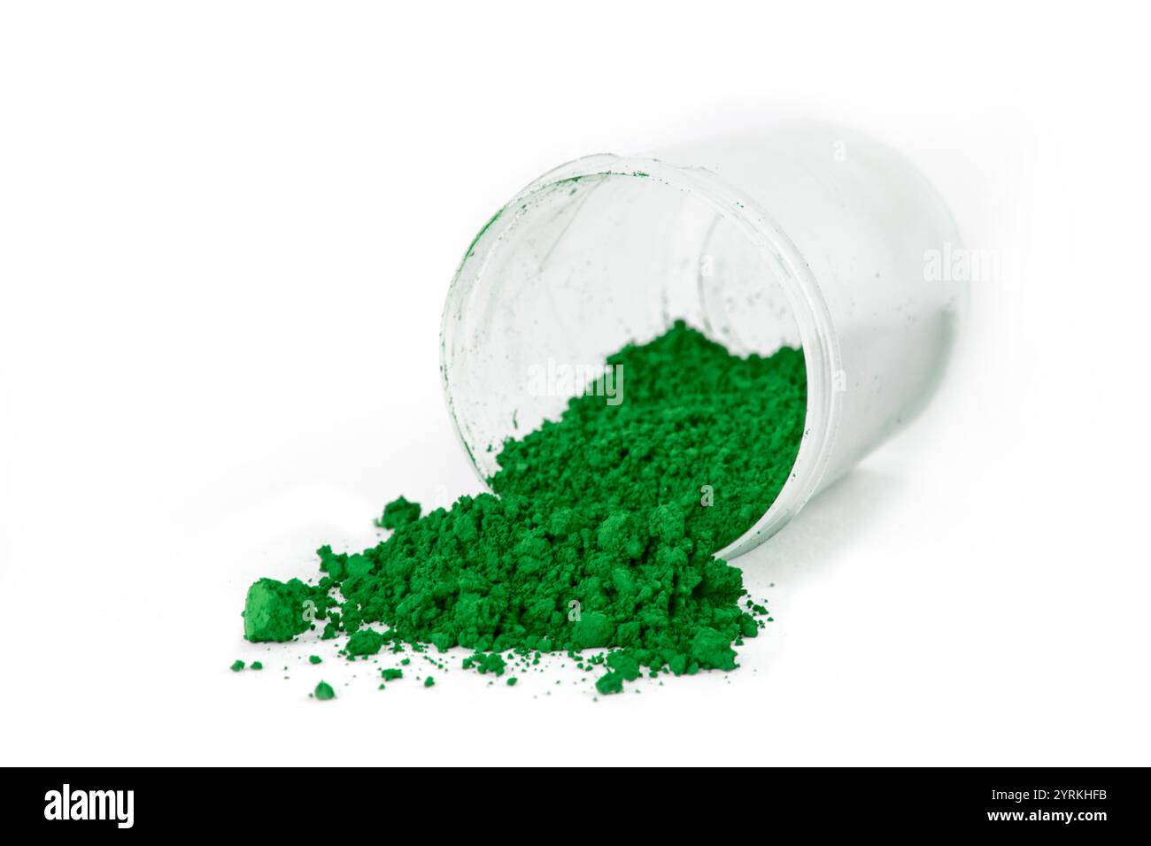 Polvere verde cobalto fuoriesce da un vaso su una superficie pulita con un paletto nelle vicinanze pronto per l'uso Foto Stock