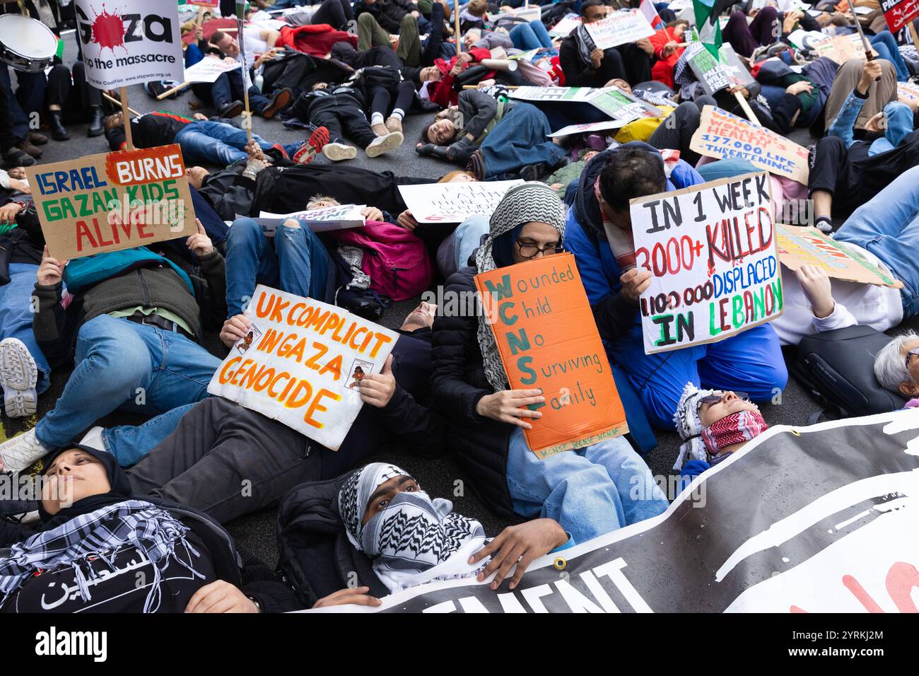 I manifestanti pro-palestinesi si riuniscono, mettono in scena i die-in e marciano da Whitehall verso l'ambasciata degli Stati Uniti in solidarietà con la Palestina nel centro di Londra. Foto Stock