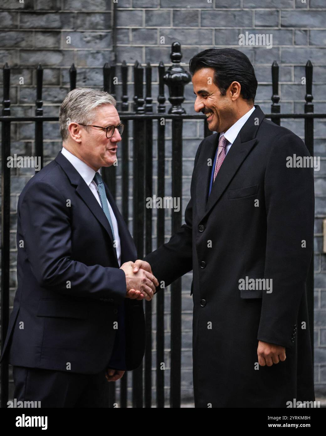 Londra, Regno Unito. 4 dicembre 2024. Sir Keir Starmer, primo ministro del Regno Unito, dà il benvenuto a Downing Street a Londra, Sheikh Tamim bin Hamad al Thani, l'emiro del Qatar. Questa settimana l'emiro e' in visita di stato di tre giorni nel Regno Unito. Crediti: Imageplotter/Alamy Live News Foto Stock