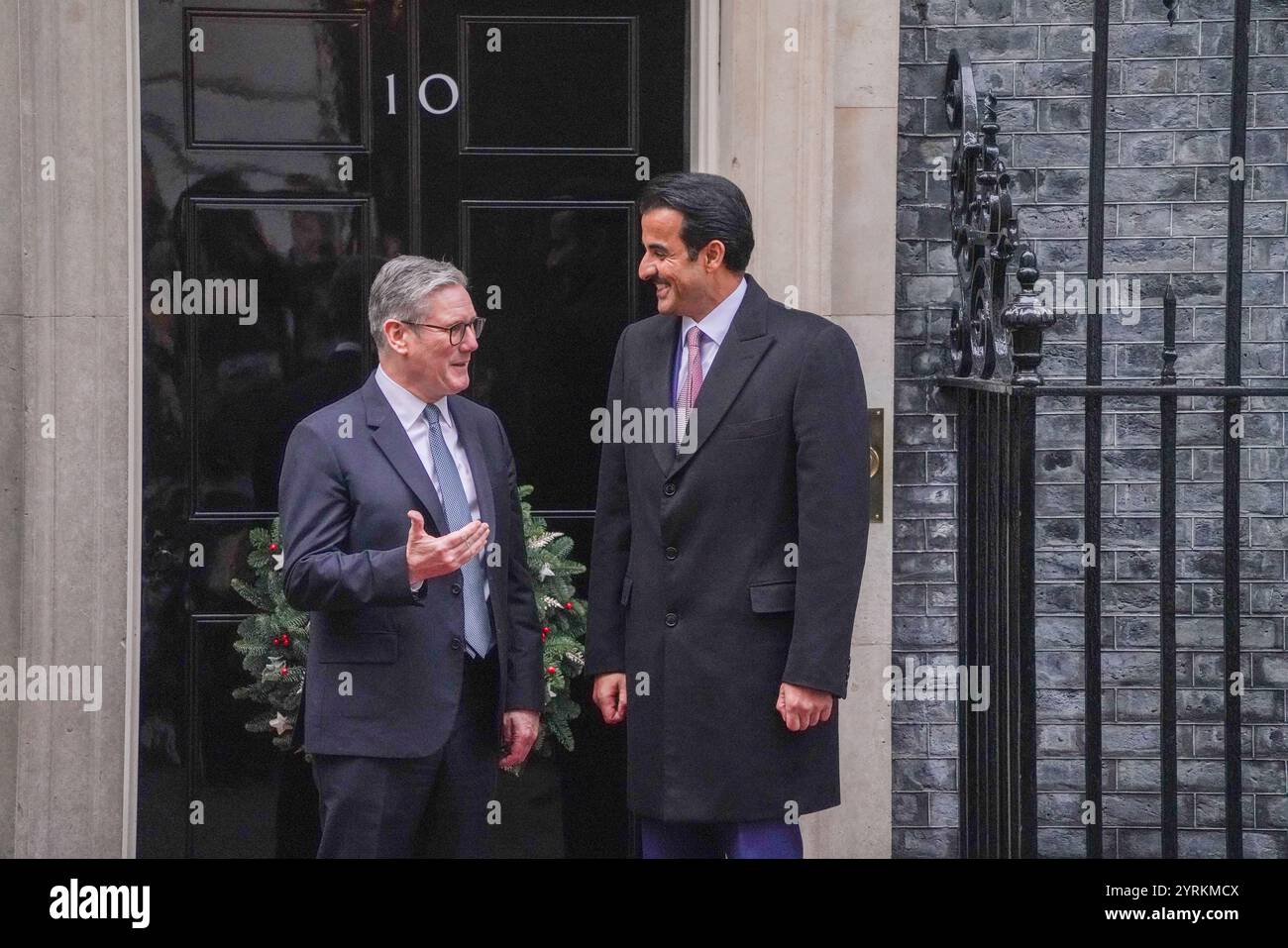 Londra, Regno Unito. 4 dicembre 2024 il primo ministro Keir Starmer ospita l'emiro del Qatar Sheikh Tamim bin Hamad al Thani a Downing Street per colloqui bilaterali mentre l'emiro conclude la sua visita di stato di 2 giorni nel Regno Unito. Lo stato del Golfo ha confermato un programma di investimenti di 1 miliardo di sterline tra Gran Bretagna e Qatar..Credit.Amer Ghazzal/Alamy Live News Foto Stock