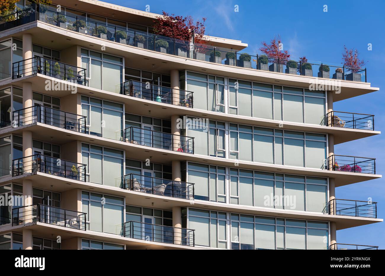 Dettaglio nell'esterno di un moderno edificio residenziale di appartamenti. Frammento di nuova casa di lusso e complesso domestico. Moderno edificio di appartamenti di lusso. Reale Foto Stock