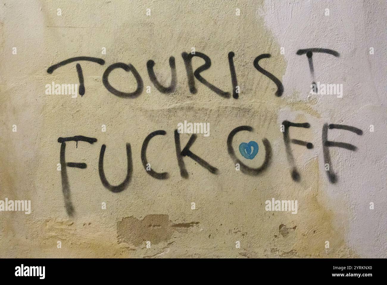 Valencia, lo slogan Tourist Go home è scritto su un muro nel centro storico di Valencia. Foto Stock