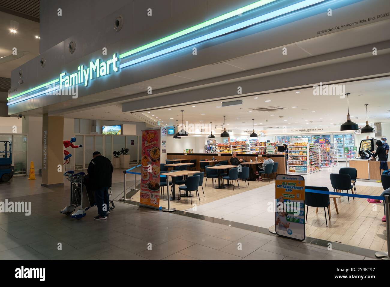 KUALA LUMPUR, MALESIA - 14 NOVEMBRE 2023: Family Mart in KLIA2. Family Mart è una catena di minimarket nota per la sua ampia gamma di spuntini e bevande Foto Stock