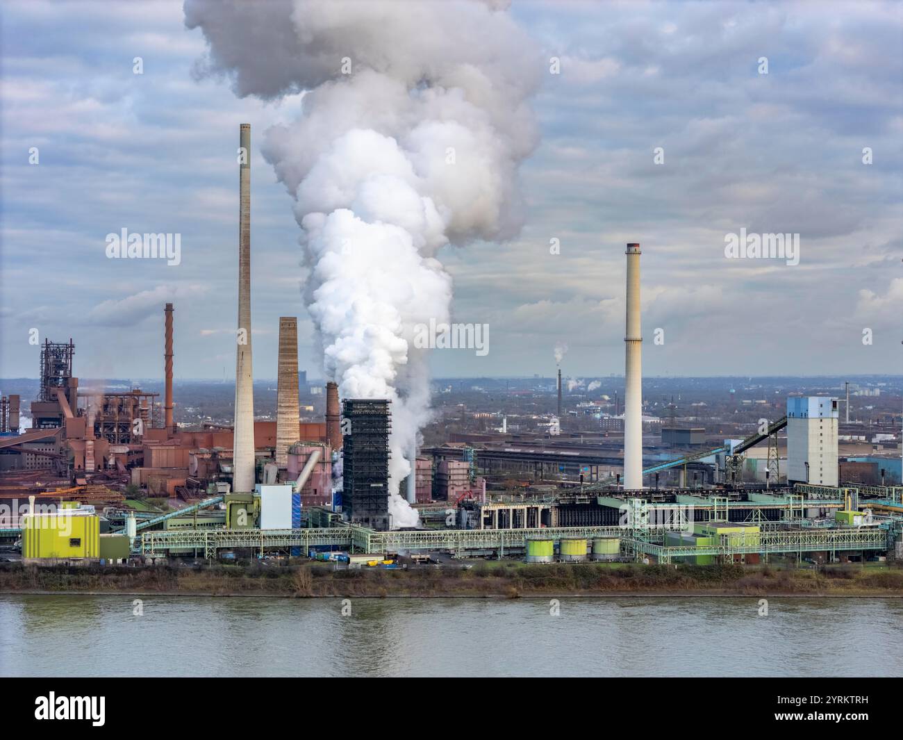 Scenario industriale delle acciaierie ThyssenKrupp di Duisburg-Bruckhausen, del fiume Reno, degli altiforni, della cokeria Schwelgern, estinguono Foto Stock
