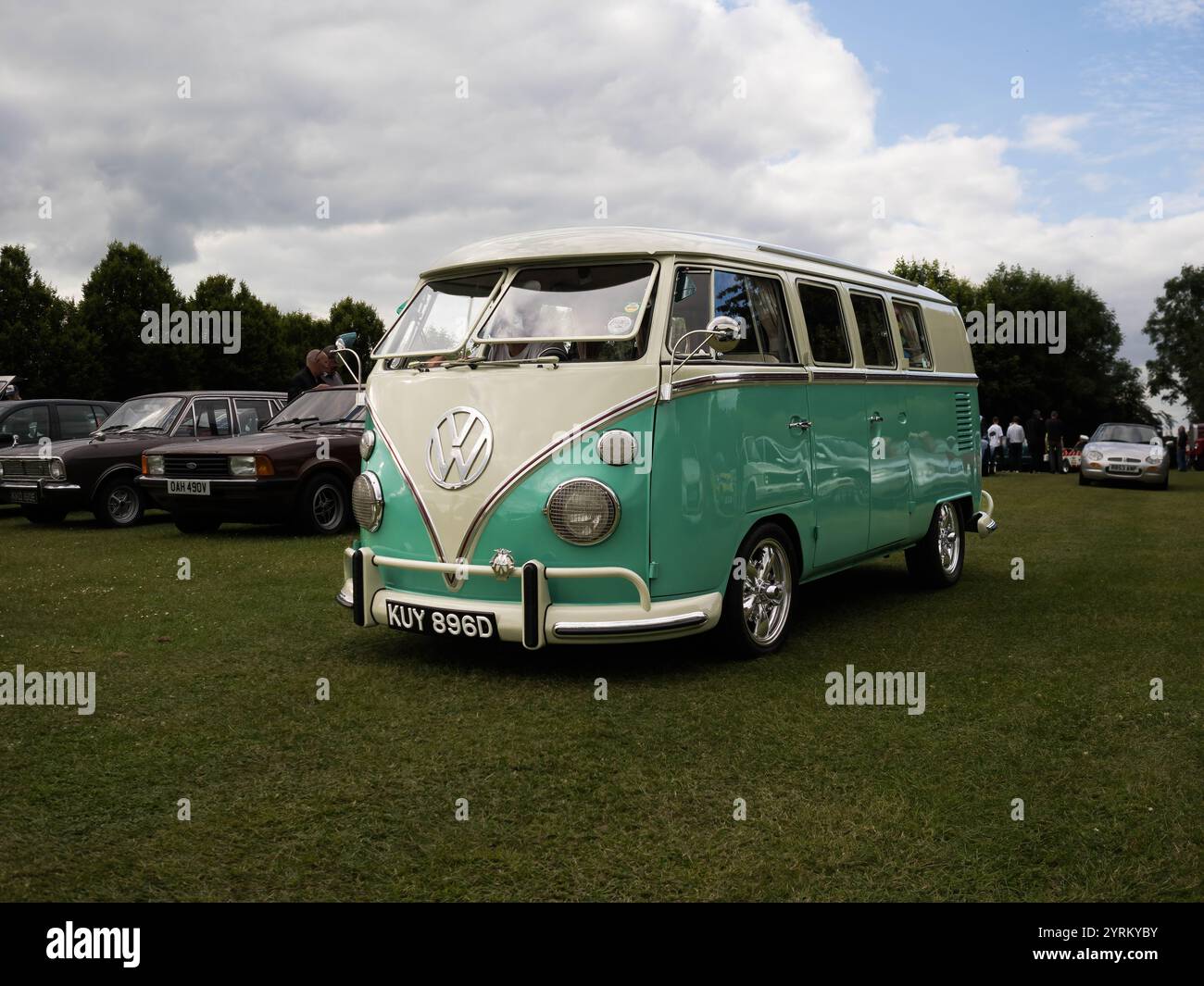 VW Bus classico a schermo diviso in una mostra di auto Foto Stock