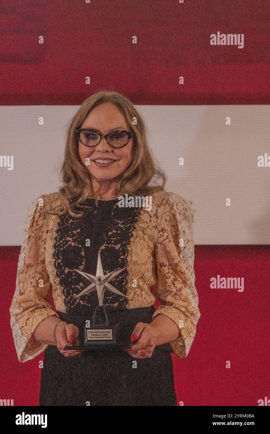 TORINO, ITALIA - NOVEMBRE 26: Ornella Muti partecipa al 42° Torino Film Festival 2024 e riceve il premio “Stella della Mole” Foto Stock