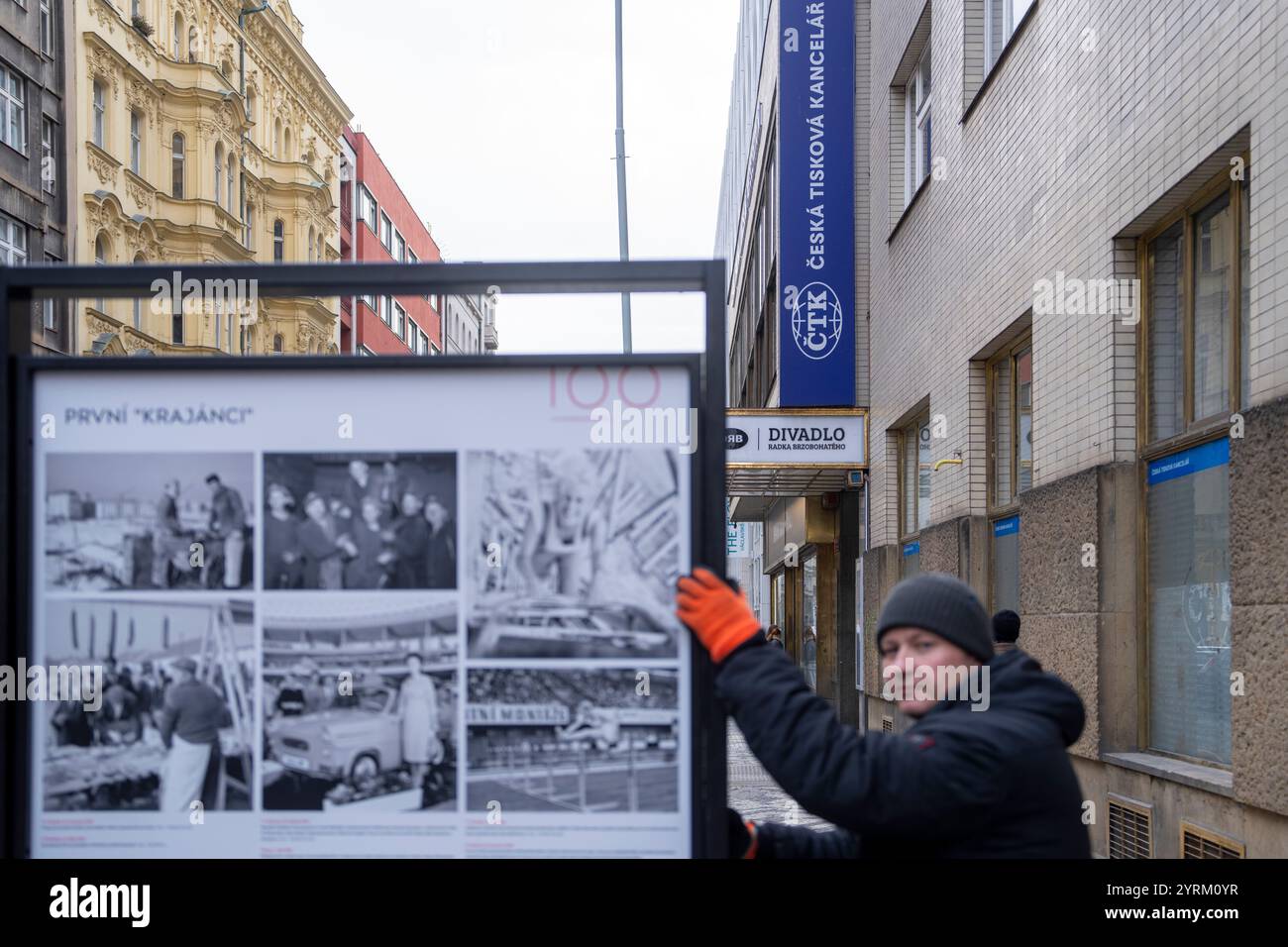 Praga, Repubblica Ceca. 4 dicembre 2024. Installazione della mostra 100kamziku (100 Moments) dell'Agenzia di stampa ceca (CTK), dedicata al centenario della redazione fotografica dell'Agenzia di stampa ceca, a Praga, Repubblica Ceca, 4 dicembre 2024. Crediti: Petr Mlch/CTK Photo/Alamy Live News Foto Stock