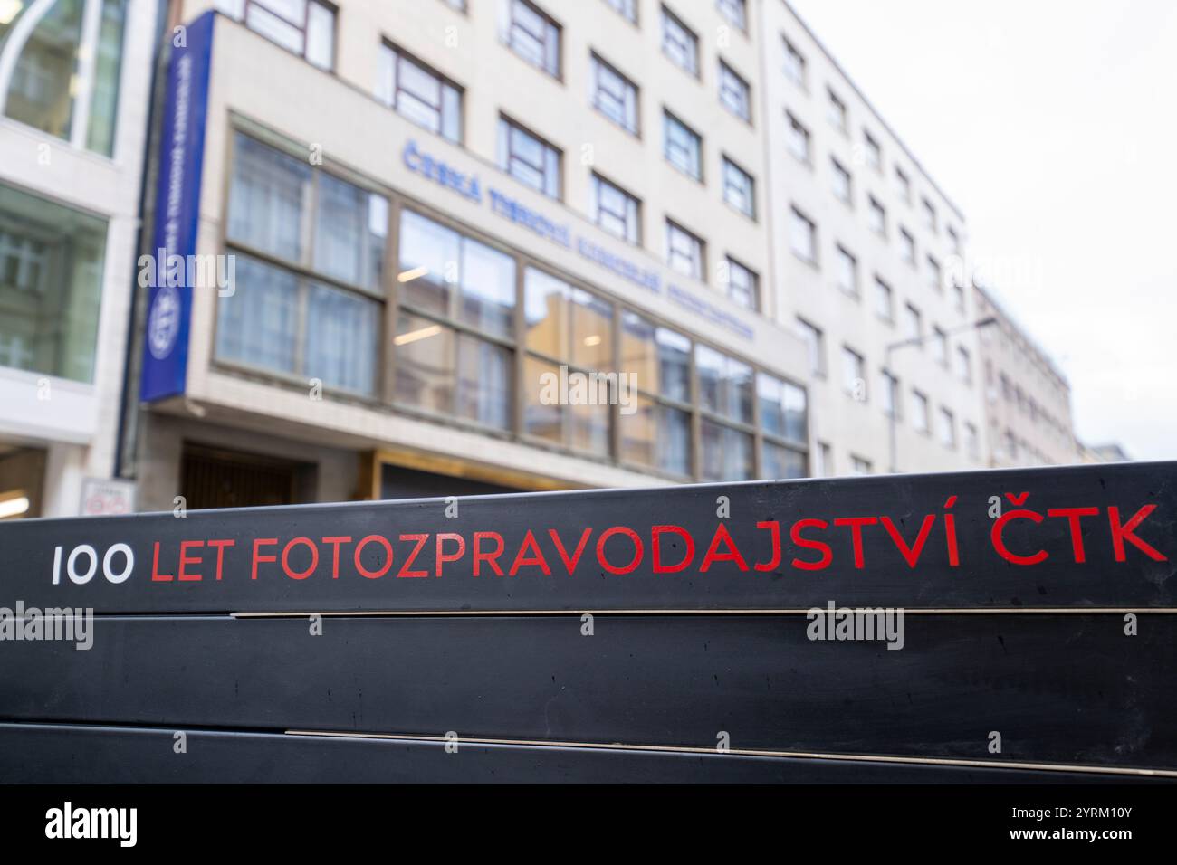 Praga, Repubblica Ceca. 4 dicembre 2024. Installazione della mostra 100kamziku (100 Moments) dell'Agenzia di stampa ceca (CTK), dedicata al centenario della redazione fotografica dell'Agenzia di stampa ceca, a Praga, Repubblica Ceca, 4 dicembre 2024. Crediti: Petr Mlch/CTK Photo/Alamy Live News Foto Stock