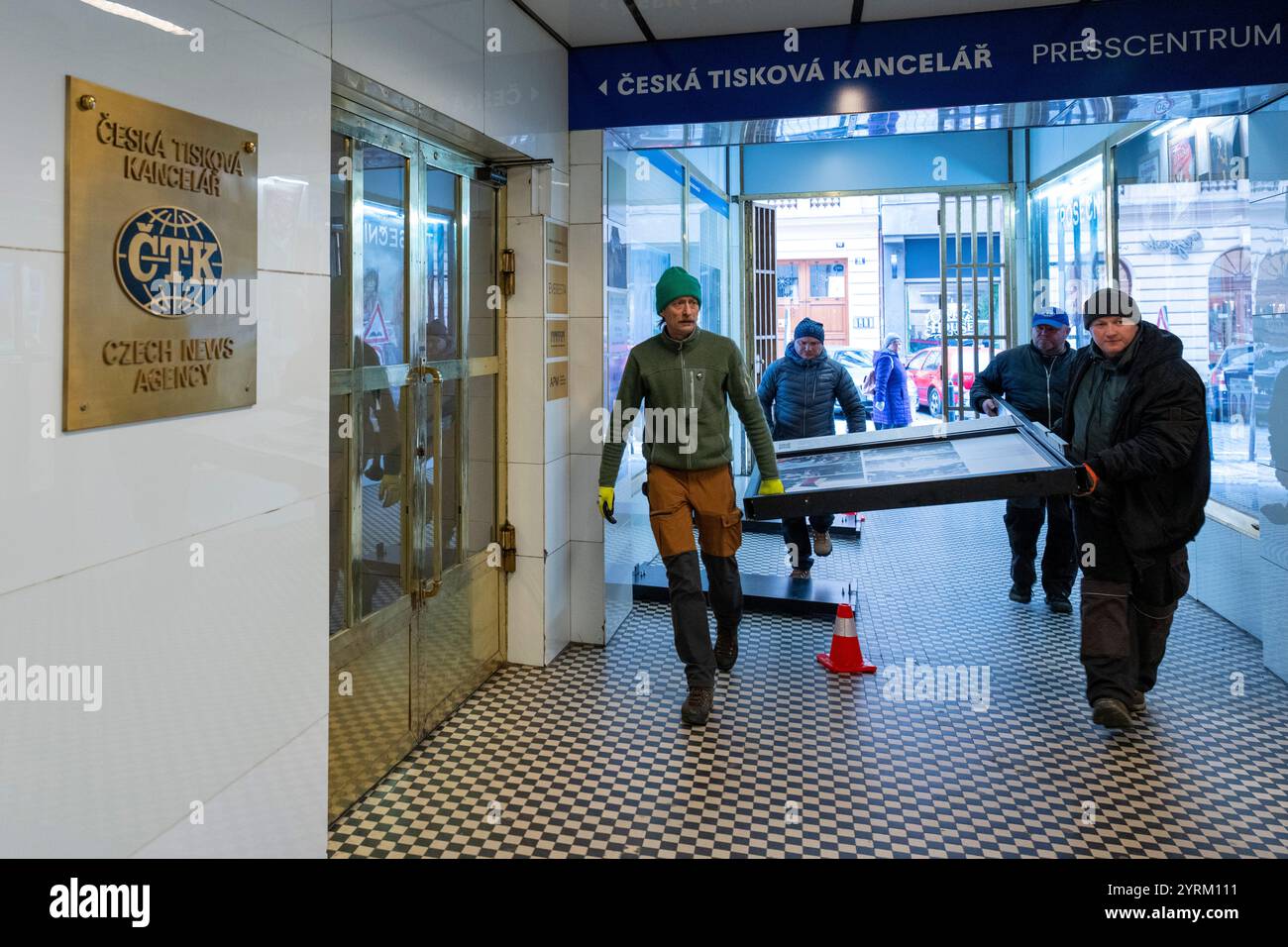 Praga, Repubblica Ceca. 4 dicembre 2024. Installazione della mostra 100kamziku (100 Moments) dell'Agenzia di stampa ceca (CTK), dedicata al centenario della redazione fotografica dell'Agenzia di stampa ceca, a Praga, Repubblica Ceca, 4 dicembre 2024. Crediti: Petr Mlch/CTK Photo/Alamy Live News Foto Stock