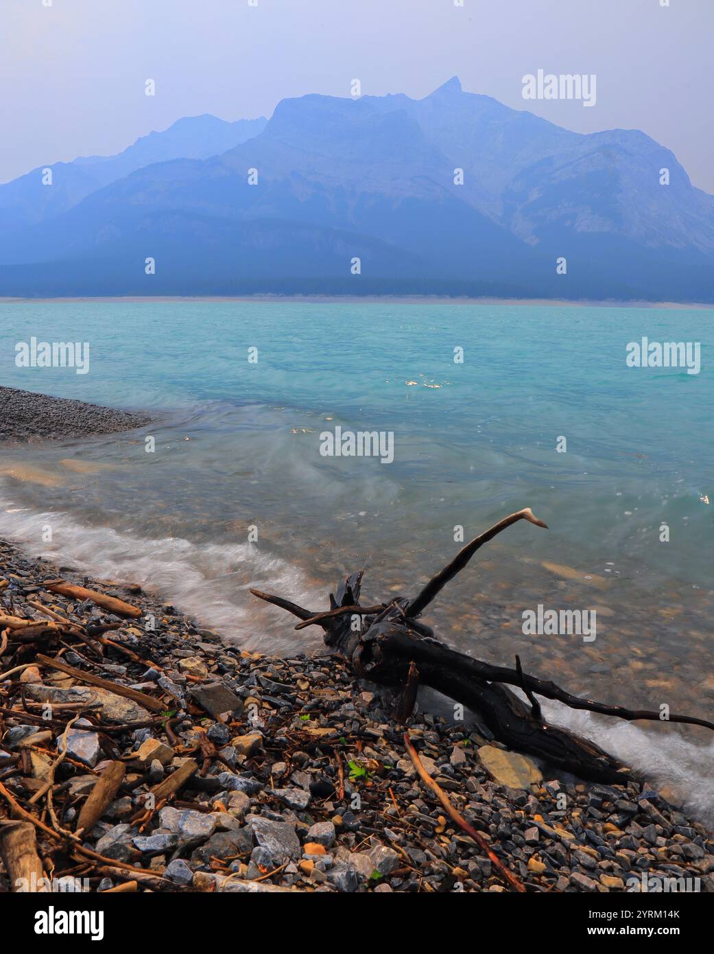 Ecco il lago Abraham con il monte Michener che lo guarda. Sapevi che questo è un lago artificiale? Foto Stock