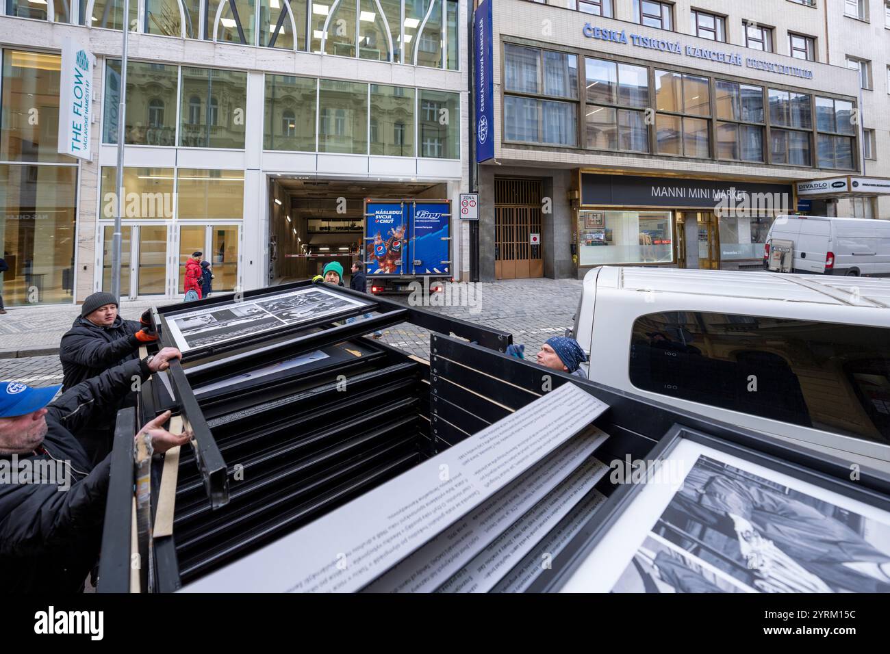 Praga, Repubblica Ceca. 4 dicembre 2024. Installazione della mostra 100kamziku (100 Moments) dell'Agenzia di stampa ceca (CTK), dedicata al centenario della redazione fotografica dell'Agenzia di stampa ceca, a Praga, Repubblica Ceca, 4 dicembre 2024. Crediti: Petr Mlch/CTK Photo/Alamy Live News Foto Stock