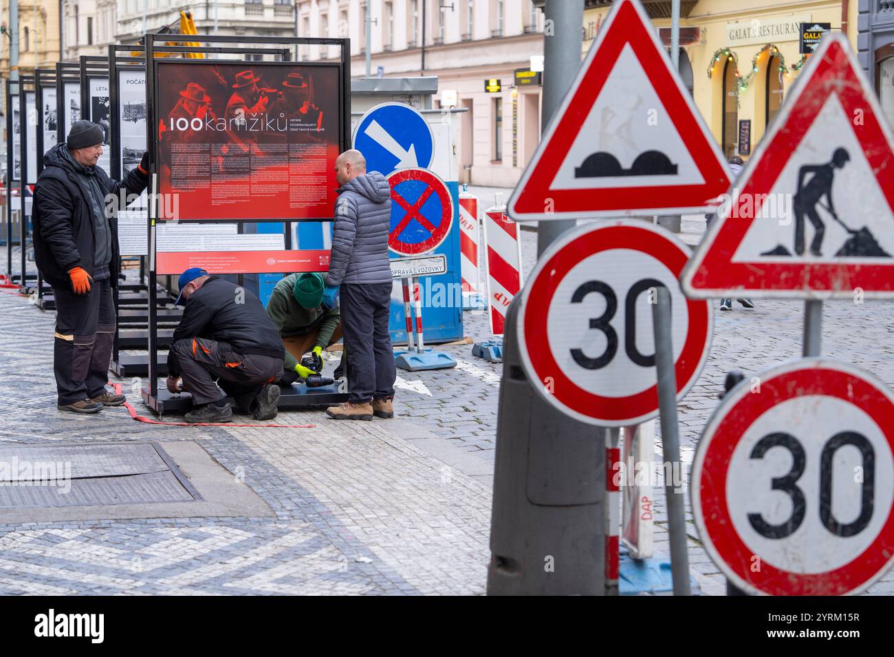 Praga, Repubblica Ceca. 4 dicembre 2024. Installazione della mostra 100kamziku (100 Moments) dell'Agenzia di stampa ceca (CTK), dedicata al centenario della redazione fotografica dell'Agenzia di stampa ceca, a Praga, Repubblica Ceca, 4 dicembre 2024. Crediti: Petr Mlch/CTK Photo/Alamy Live News Foto Stock