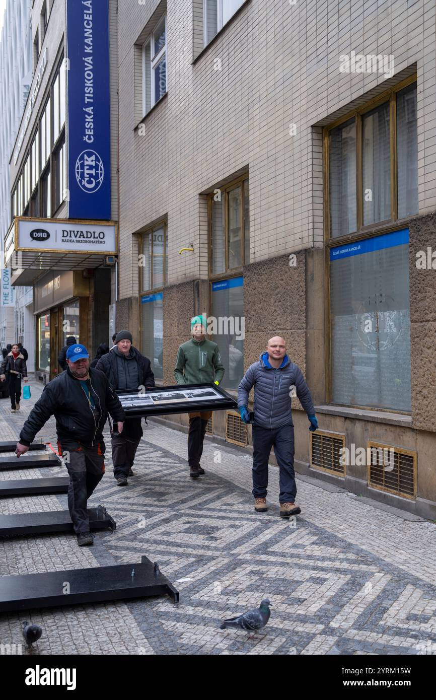 Praga, Repubblica Ceca. 4 dicembre 2024. Installazione della mostra 100kamziku (100 Moments) dell'Agenzia di stampa ceca (CTK), dedicata al centenario della redazione fotografica dell'Agenzia di stampa ceca, a Praga, Repubblica Ceca, 4 dicembre 2024. Crediti: Petr Mlch/CTK Photo/Alamy Live News Foto Stock