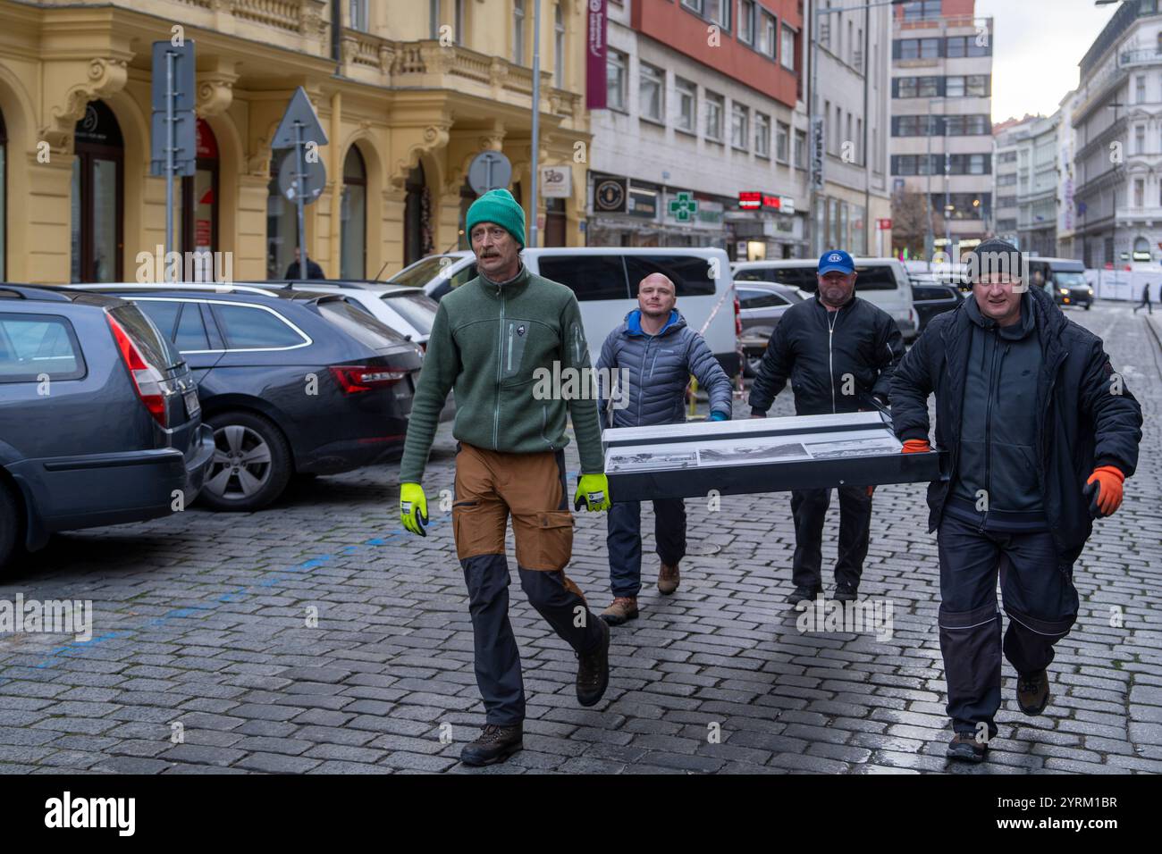 Praga, Repubblica Ceca. 4 dicembre 2024. Installazione della mostra 100kamziku (100 Moments) dell'Agenzia di stampa ceca (CTK), dedicata al centenario della redazione fotografica dell'Agenzia di stampa ceca, a Praga, Repubblica Ceca, 4 dicembre 2024. Crediti: Petr Mlch/CTK Photo/Alamy Live News Foto Stock
