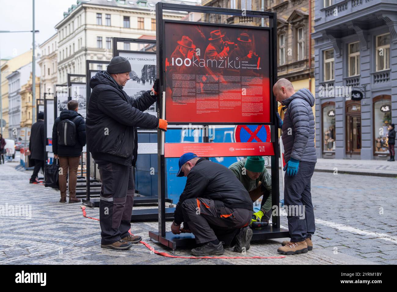 Praga, Repubblica Ceca. 4 dicembre 2024. Installazione della mostra 100kamziku (100 Moments) dell'Agenzia di stampa ceca (CTK), dedicata al centenario della redazione fotografica dell'Agenzia di stampa ceca, a Praga, Repubblica Ceca, 4 dicembre 2024. Crediti: Petr Mlch/CTK Photo/Alamy Live News Foto Stock