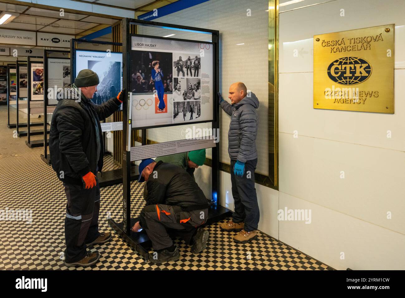 Praga, Repubblica Ceca. 4 dicembre 2024. Installazione della mostra 100kamziku (100 Moments) dell'Agenzia di stampa ceca (CTK), dedicata al centenario della redazione fotografica dell'Agenzia di stampa ceca, a Praga, Repubblica Ceca, 4 dicembre 2024. Crediti: Petr Mlch/CTK Photo/Alamy Live News Foto Stock
