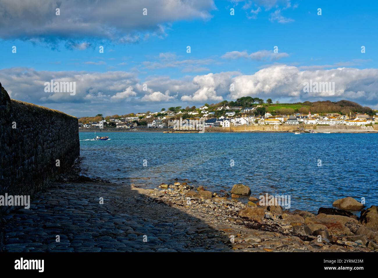 Il villaggio cornico di Marazion visto dal mare in un giorno autunnale di sole Cornovaglia Inghilterra Regno Unito Foto Stock