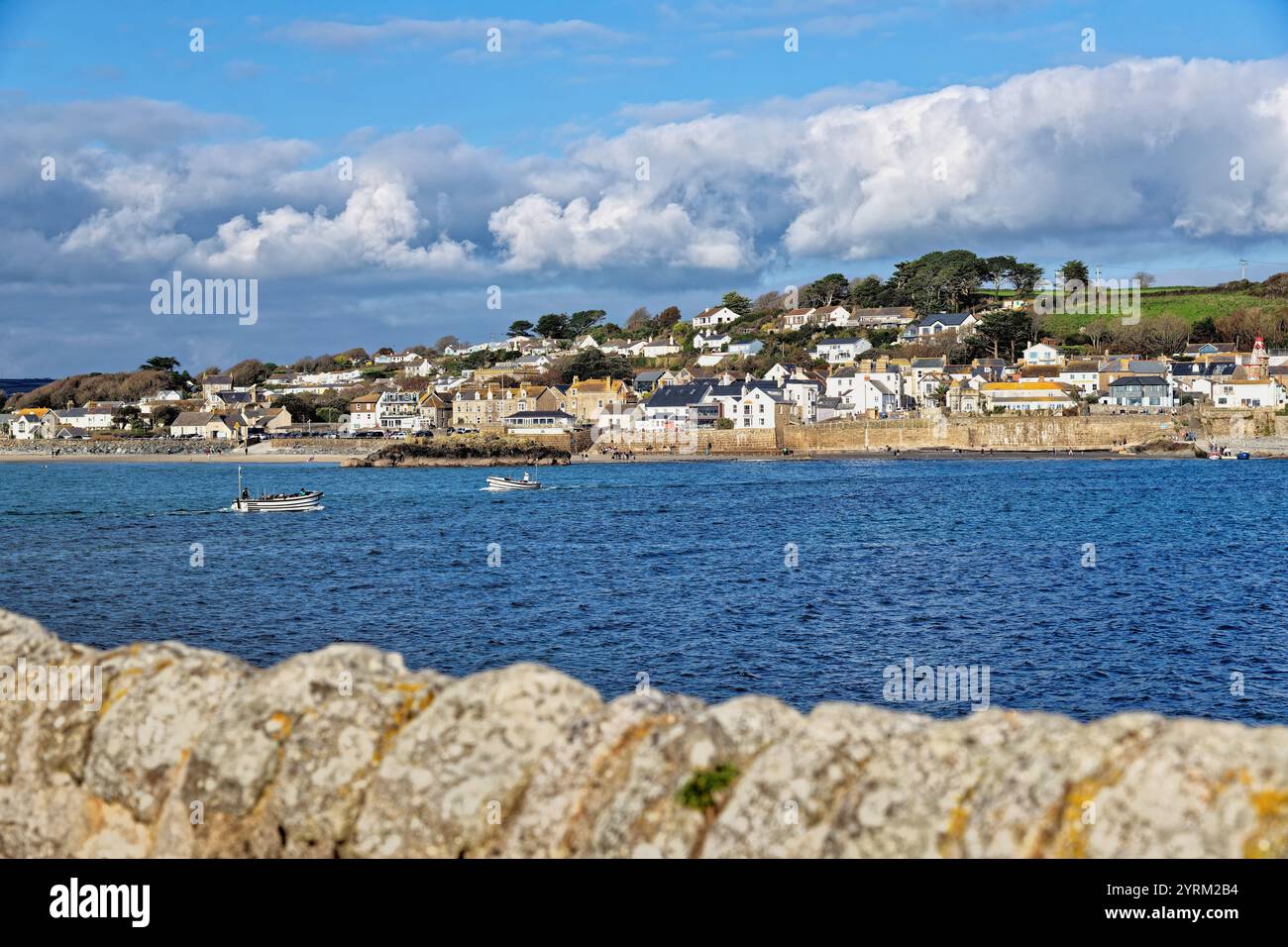 Il villaggio cornico di Marazion visto dal mare in un giorno autunnale di sole Cornovaglia Inghilterra Regno Unito Foto Stock