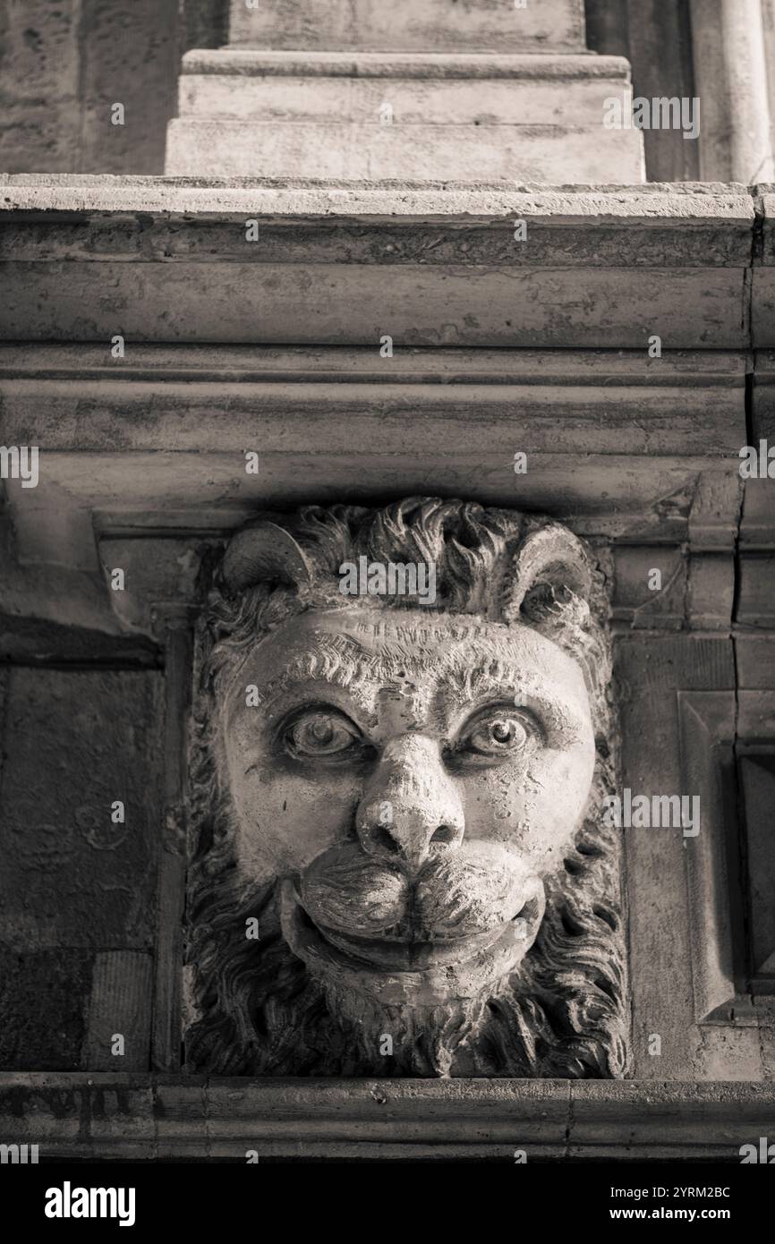 Immagine in bianco e nero di gargoyle su edificio nell'antica Ortigia, Sicilia, Italia. Foto Stock