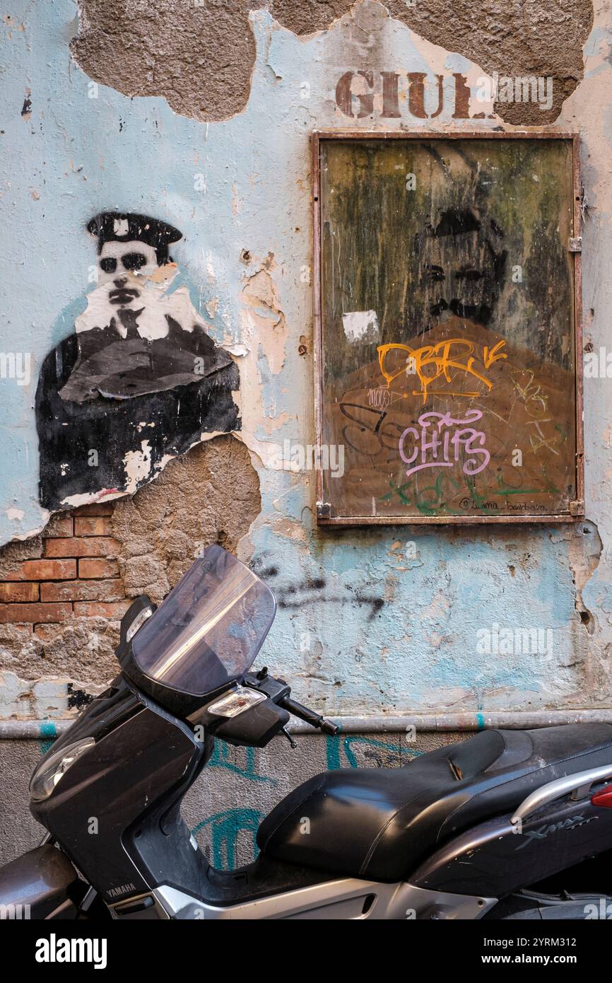 Vespa moto, scena di strada, Napoli, Italia Foto Stock
