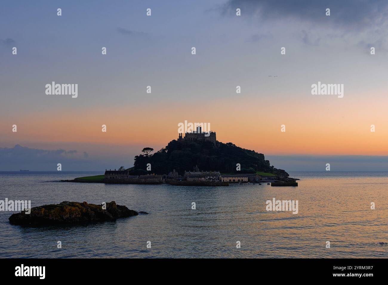 St. Michaels Mount al tramonto in una serata autunnale, Marazion Cornovaglia Inghilterra Regno Unito Foto Stock