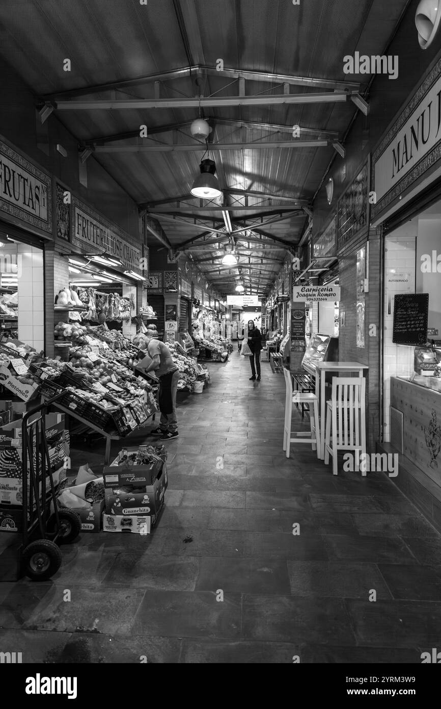 Siviglia, Spagna-24 febbraio 2022: Gente che fa shopping all'interno del Mercado de Triana, un mercato alimentare coperto nel quartiere Triana di Siviglia, Spagna. Foto Stock