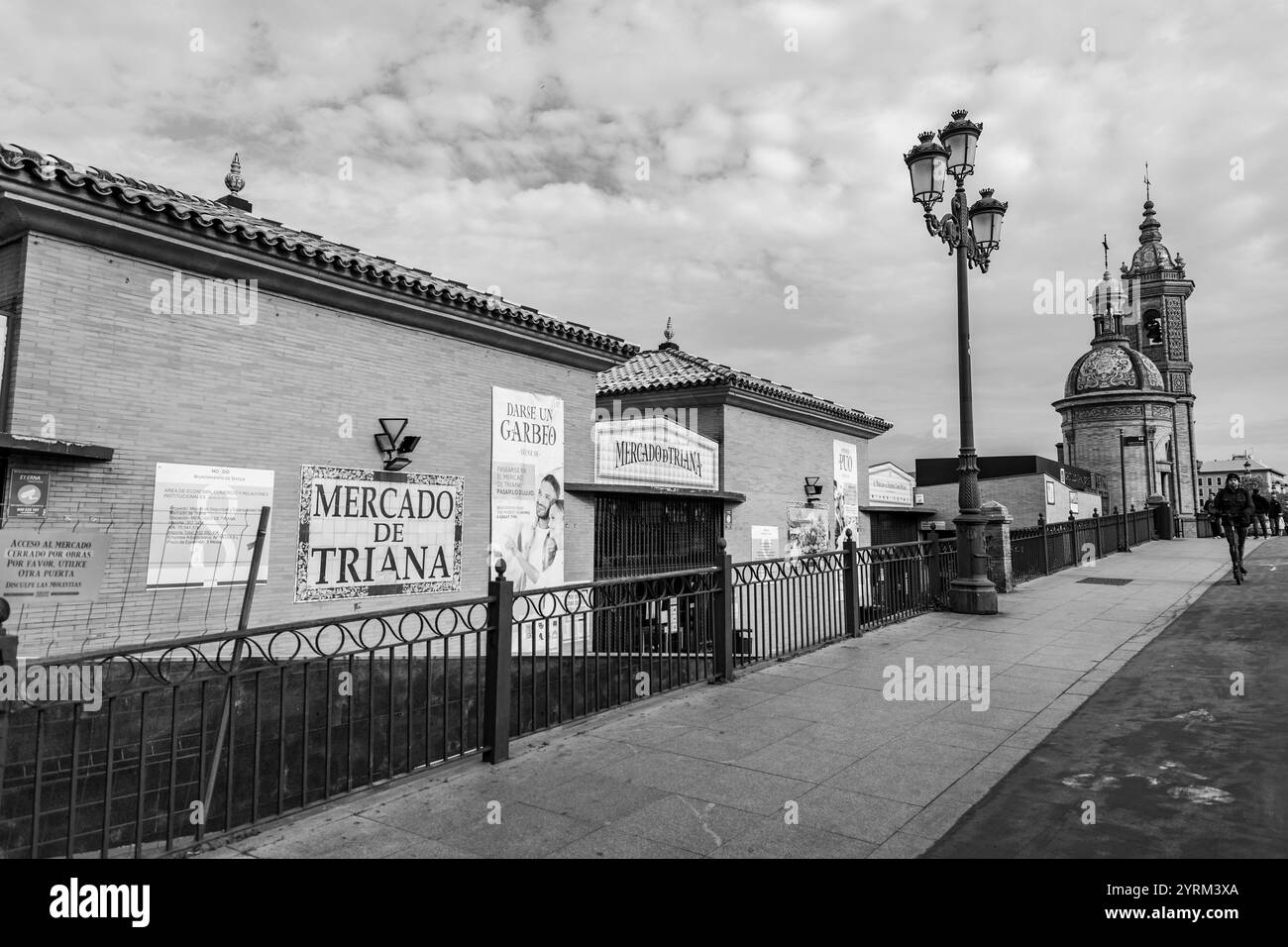 Siviglia, Spagna-24 febbraio 2022: Gente che fa shopping all'interno del Mercado de Triana, un mercato alimentare coperto nel quartiere Triana di Siviglia, Spagna. Foto Stock