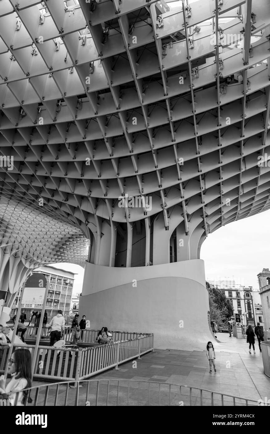Siviglia, Spagna-24 febbraio 2022: Setas de Sevilla, funghi di Siviglia, inizialmente intitolato Metropol Parasol situato in piazza la Encarnacion. Progettato da J Foto Stock